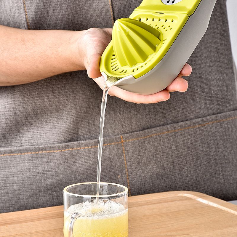 Manual lemon juicer